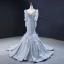 Luxe Gris Robe De Soirée 2023 Trompette / Sirène Transparentes Col v profond Gonflée Manches Longues Plumes Perlage Glitter Tulle Tribunal Train Volants