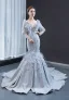 Luxe Gris Robe De Soirée 2023 Trompette / Sirène Transparentes Col v profond Gonflée Manches Longues Plumes Perlage Glitter Tulle Tribunal Train Volants