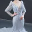 Luxe Gris Robe De Soirée 2023 Trompette / Sirène Transparentes Col v profond Gonflée Manches Longues Plumes Perlage Glitter Tulle Tribunal Train Volants