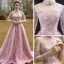 Charmant Pink Durchsichtige Abendkleider 2023 A Linie Stehkragen Lange Ärmel Blumen Applikationen Spitze Perlenstickerei Lange Rüschen Rückenfreies