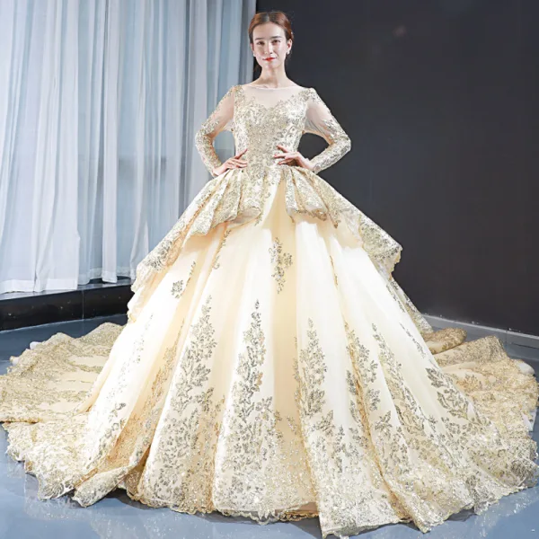 Haut de Gamme Champagne Transparentes Robe De Bal 2023 Robe Boule Encolure Carrée Manches Longues Perlage Glitter Appliques Paillettes Cathedral Train Volants Dos Nu