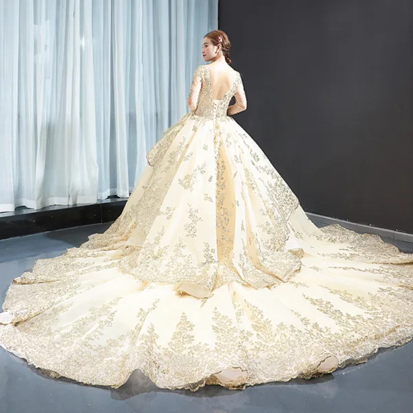 Haut de Gamme Champagne Transparentes Robe De Bal 2023 Robe Boule Encolure Carrée Manches Longues Perlage Glitter Appliques Paillettes Cathedral Train Volants Dos Nu