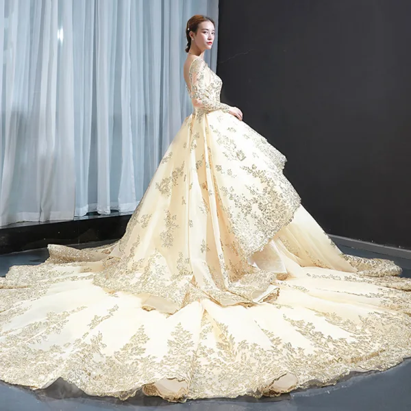 Haut de Gamme Champagne Transparentes Robe De Bal 2023 Robe Boule Encolure Carrée Manches Longues Perlage Glitter Appliques Paillettes Cathedral Train Volants Dos Nu