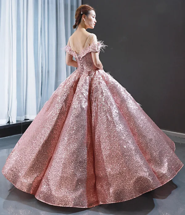 Glitzernden Pink Pailletten Tanzen Ballkleider 2023 Ballkleid Durchsichtige Rundhalsausschnitt Kurze Ärmel Applikationen Spitze Feder Lange Rüschen Rückenfreies