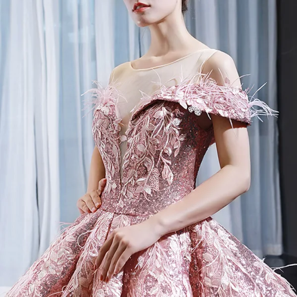 Glitzernden Pink Pailletten Tanzen Ballkleider 2023 Ballkleid Durchsichtige Rundhalsausschnitt Kurze Ärmel Applikationen Spitze Feder Lange Rüschen Rückenfreies