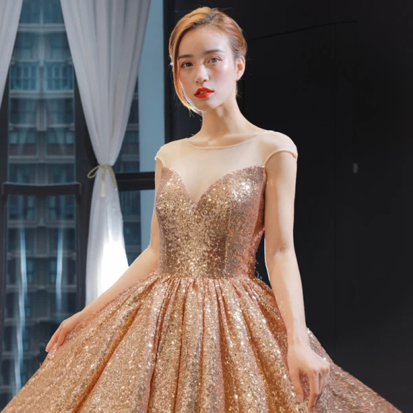 Scintillantes Champagne Paillettes Dansant Robe De Bal 2023 Robe Boule Transparentes Encolure Dégagée Sans Manches Longue Volants Dos Nu Robe De Ceremonie