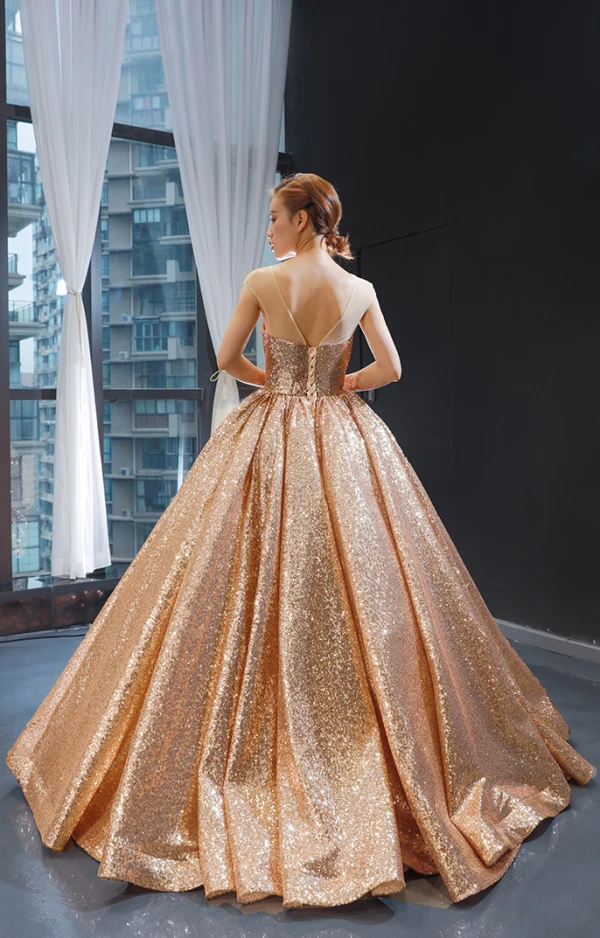 Scintillantes Champagne Paillettes Dansant Robe De Bal 2023 Robe Boule Transparentes Encolure Dégagée Sans Manches Longue Volants Dos Nu Robe De Ceremonie