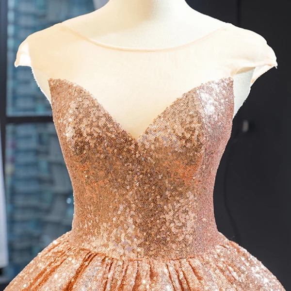Scintillantes Champagne Paillettes Dansant Robe De Bal 2023 Robe Boule Transparentes Encolure Dégagée Sans Manches Longue Volants Dos Nu Robe De Ceremonie