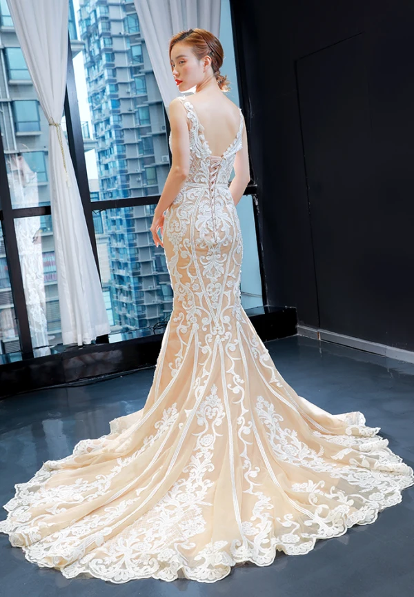 Luxury / Gorgeous Champagne Wedding Dresses 2023 Trumpet / Mermaid V-Neck Sleeveless Backless Appliques Lace Chapel Train Ruffle