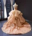 Fantastiske / Unike Champagne Gull Bryllups Brudekjoler 2023 Ballkjole Kjæreste Uten Ermer Ryggløse Appliques Blonder Chapel Train Gripende Ruffles