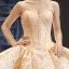 Fantastiske / Unike Champagne Gull Bryllups Brudekjoler 2023 Ballkjole Kjæreste Uten Ermer Ryggløse Appliques Blonder Chapel Train Gripende Ruffles