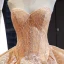 Fantastiske / Unike Champagne Gull Bryllups Brudekjoler 2023 Ballkjole Kjæreste Uten Ermer Ryggløse Appliques Blonder Chapel Train Gripende Ruffles