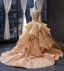 Fantastiske / Unike Champagne Gull Bryllups Brudekjoler 2023 Ballkjole Kjæreste Uten Ermer Ryggløse Appliques Blonder Chapel Train Gripende Ruffles