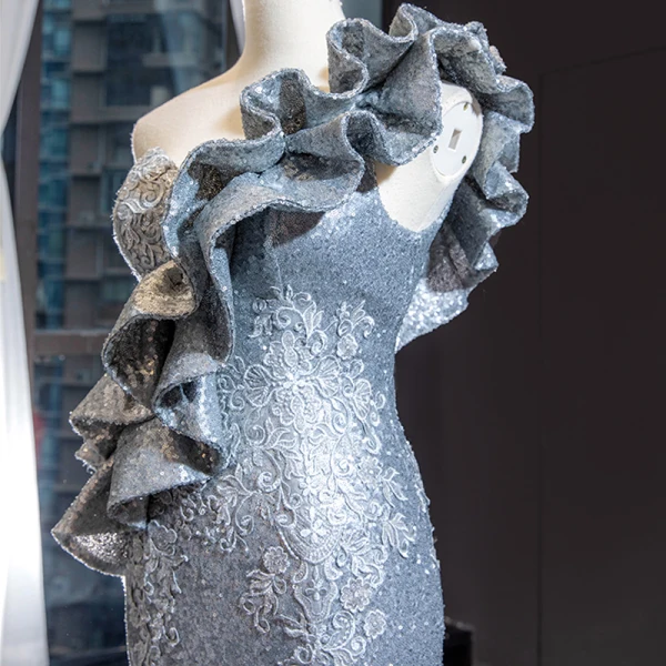 Glitzernden Silber Roter Teppich Abendkleider 2023 Meerjungfrau One-Shoulder Ärmellos Applikationen Spitze Pailletten Kapelle-Schleppe Rüschen Rückenfreies Festliche Kleider