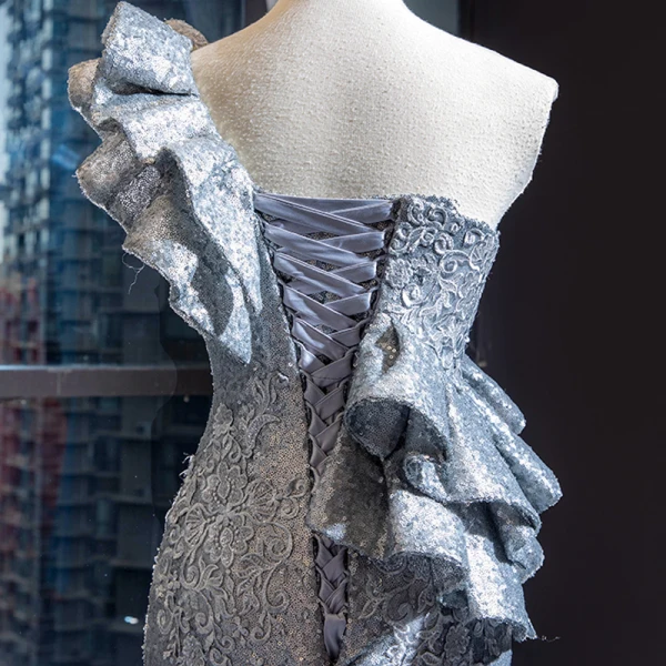 Glitzernden Silber Roter Teppich Abendkleider 2023 Meerjungfrau One-Shoulder Ärmellos Applikationen Spitze Pailletten Kapelle-Schleppe Rüschen Rückenfreies Festliche Kleider