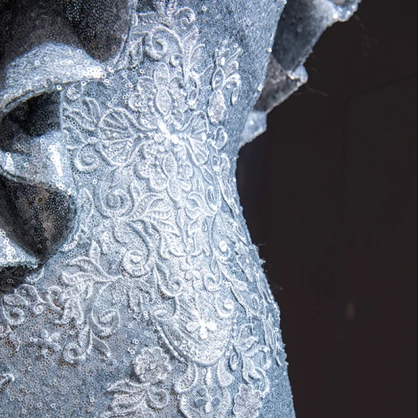 Glitzernden Silber Roter Teppich Abendkleider 2023 Meerjungfrau One-Shoulder Ärmellos Applikationen Spitze Pailletten Kapelle-Schleppe Rüschen Rückenfreies Festliche Kleider