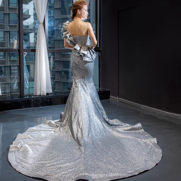 Glitzernden Silber Roter Teppich Abendkleider 2023 Meerjungfrau One-Shoulder Ärmellos Applikationen Spitze Pailletten Kapelle-Schleppe Rüschen Rückenfreies Festliche Kleider