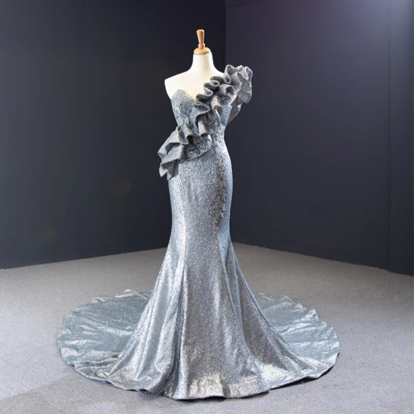 Glitzernden Silber Roter Teppich Abendkleider 2023 Meerjungfrau One-Shoulder Ärmellos Applikationen Spitze Pailletten Kapelle-Schleppe Rüschen Rückenfreies Festliche Kleider