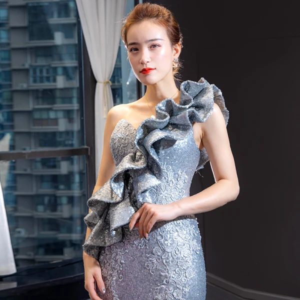 Glitzernden Silber Roter Teppich Abendkleider 2023 Meerjungfrau One-Shoulder Ärmellos Applikationen Spitze Pailletten Kapelle-Schleppe Rüschen Rückenfreies Festliche Kleider