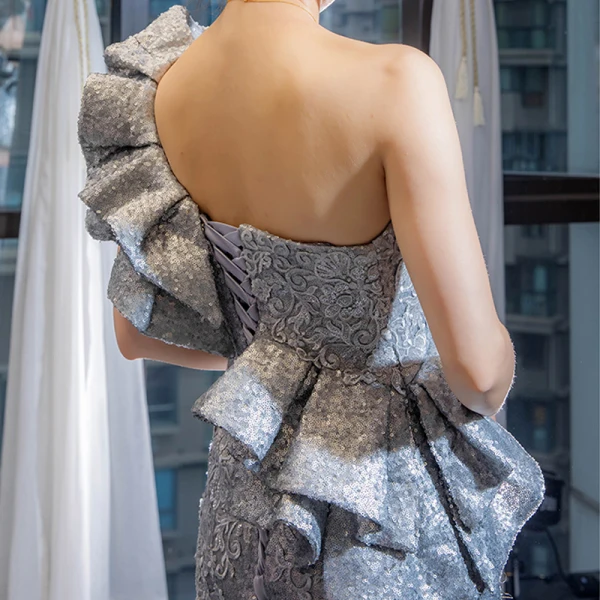 Glitzernden Silber Roter Teppich Abendkleider 2023 Meerjungfrau One-Shoulder Ärmellos Applikationen Spitze Pailletten Kapelle-Schleppe Rüschen Rückenfreies Festliche Kleider