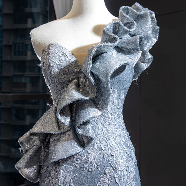 Glitzernden Silber Roter Teppich Abendkleider 2023 Meerjungfrau One-Shoulder Ärmellos Applikationen Spitze Pailletten Kapelle-Schleppe Rüschen Rückenfreies Festliche Kleider