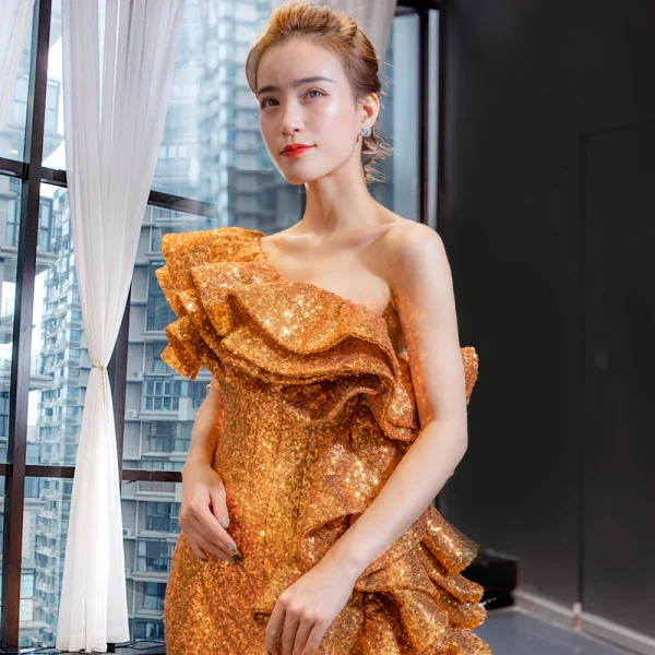 Glitzernden Gold Pailletten Abendkleider 2023 Meerjungfrau One-Shoulder Kurze Ärmel Kapelle-Schleppe Rüschen Rückenfreies Festliche Kleider