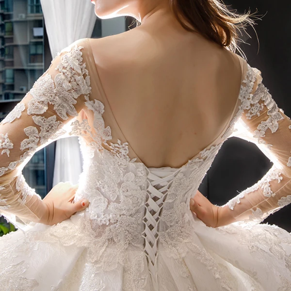 Illusion Blanche Transparentes La Mariée Robe De Mariée 2023 Robe Boule Encolure Carrée Manches Longues Dos Nu Appliques En Dentelle Perlage Chapel Train Volants