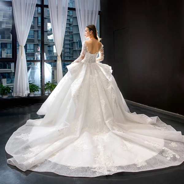 Illusion Blanche Transparentes La Mariée Robe De Mariée 2023 Robe Boule Encolure Carrée Manches Longues Dos Nu Appliques En Dentelle Perlage Chapel Train Volants