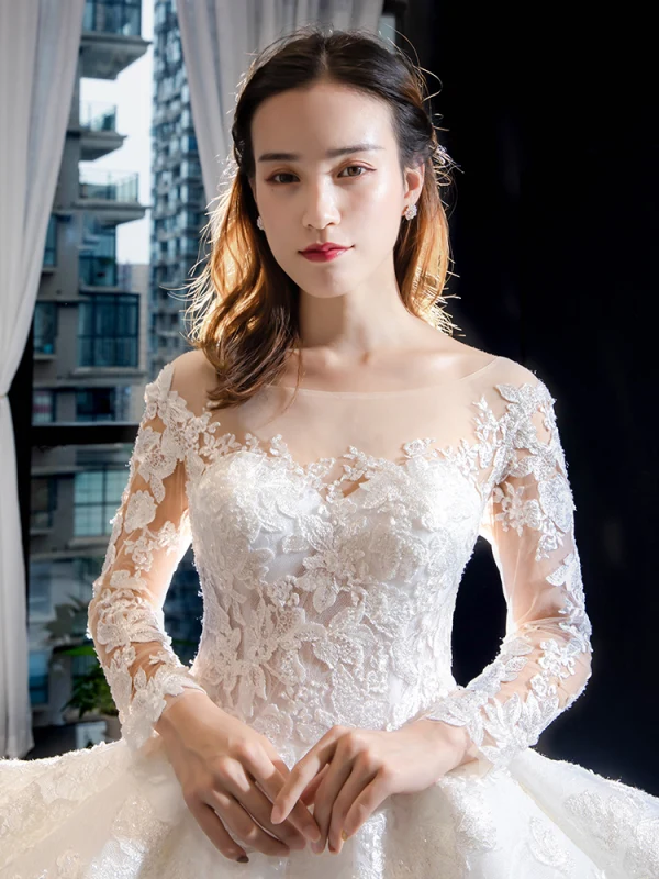 Illusion Blanche Transparentes La Mariée Robe De Mariée 2023 Robe Boule Encolure Carrée Manches Longues Dos Nu Appliques En Dentelle Perlage Chapel Train Volants