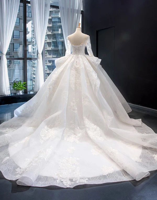 Illusion Blanche Transparentes La Mariée Robe De Mariée 2023 Robe Boule Encolure Carrée Manches Longues Dos Nu Appliques En Dentelle Perlage Chapel Train Volants