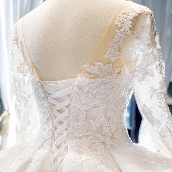Illusion Blanche Transparentes La Mariée Robe De Mariée 2023 Robe Boule Encolure Carrée Manches Longues Dos Nu Appliques En Dentelle Perlage Chapel Train Volants
