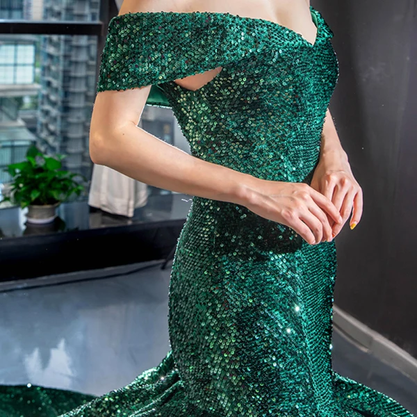 Scintillantes Vert Foncé Paillettes Tapis rouge Robe De Soirée 2023 Trompette / Sirène De l'épaule Manches Courtes Chapel Train Dos Nu Robe De Ceremonie