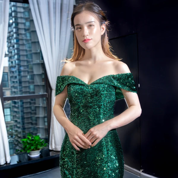Scintillantes Vert Foncé Paillettes Tapis rouge Robe De Soirée 2023 Trompette / Sirène De l'épaule Manches Courtes Chapel Train Dos Nu Robe De Ceremonie