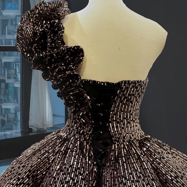 Glitzernden Schwarz Gold Pailletten Tanzen Ballkleider 2023 Ballkleid One-Shoulder Ärmellos Lange Rüschen Rückenfreies Festliche Kleider