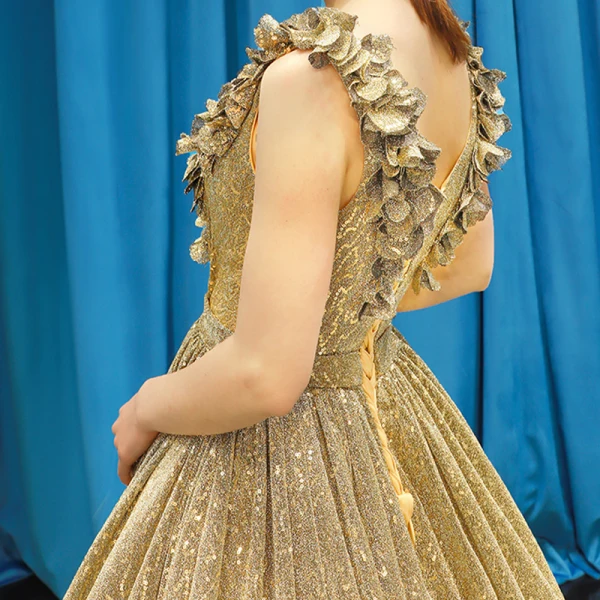 Scintillantes Doré Paillettes Robe De Soirée 2023 Princesse V-Cou Sans Manches Tribunal Train Volants Dos Nu Robe De Ceremonie