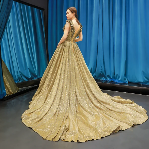 Scintillantes Doré Paillettes Robe De Soirée 2023 Princesse V-Cou Sans Manches Tribunal Train Volants Dos Nu Robe De Ceremonie