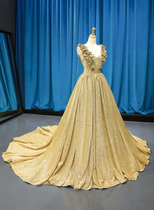 Scintillantes Doré Paillettes Robe De Soirée 2023 Princesse V-Cou Sans Manches Tribunal Train Volants Dos Nu Robe De Ceremonie