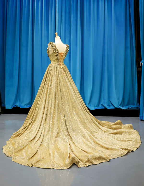 Scintillantes Doré Paillettes Robe De Soirée 2023 Princesse V-Cou Sans Manches Tribunal Train Volants Dos Nu Robe De Ceremonie