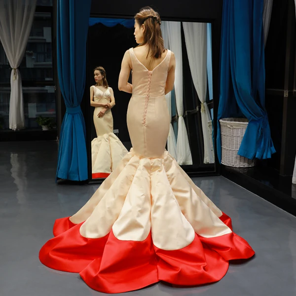 Deux tons Champagne Rouge Satin Tapis rouge Robe De Soirée 2023 Trompette / Sirène V-Cou Sans Manches Train De Balayage Volants Dos Nu Robe De Ceremonie