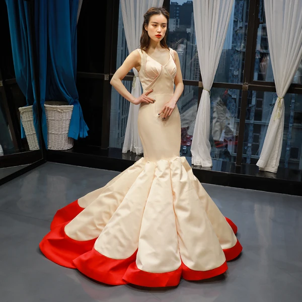 Deux tons Champagne Rouge Satin Tapis rouge Robe De Soirée 2023 Trompette / Sirène V-Cou Sans Manches Train De Balayage Volants Dos Nu Robe De Ceremonie
