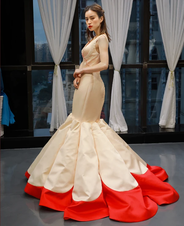 Deux tons Champagne Rouge Satin Tapis rouge Robe De Soirée 2023 Trompette / Sirène V-Cou Sans Manches Train De Balayage Volants Dos Nu Robe De Ceremonie