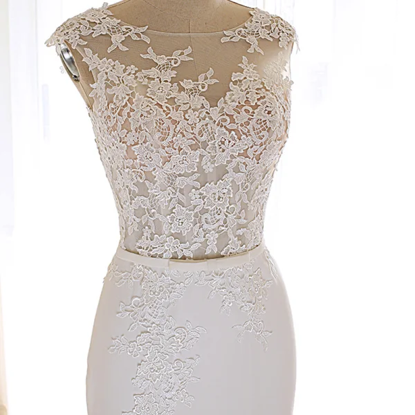 Modern / Fashion Ivory Pierced Wedding Dresses 2019 Trumpet / Mermaid Scoop Neck Sleeveless Appliques Lace Bow Sash Court Train Ruffle