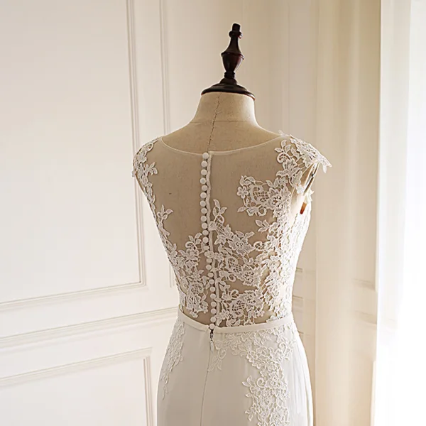 Modern / Fashion Ivory Pierced Wedding Dresses 2019 Trumpet / Mermaid Scoop Neck Sleeveless Appliques Lace Bow Sash Court Train Ruffle