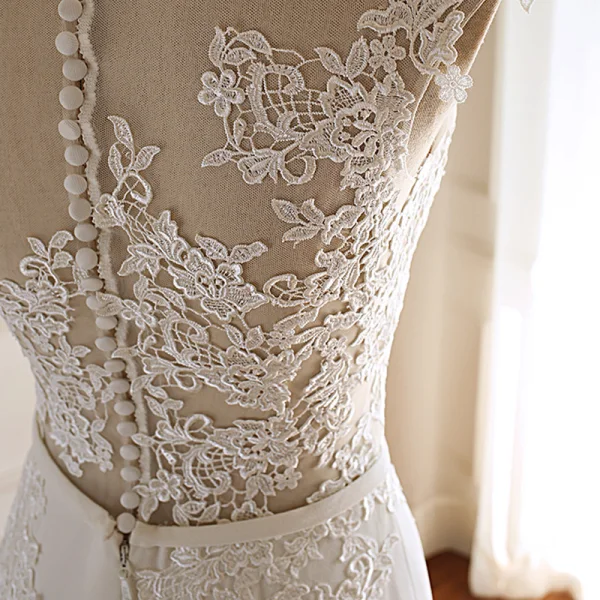 Modern / Fashion Ivory Pierced Wedding Dresses 2019 Trumpet / Mermaid Scoop Neck Sleeveless Appliques Lace Bow Sash Court Train Ruffle