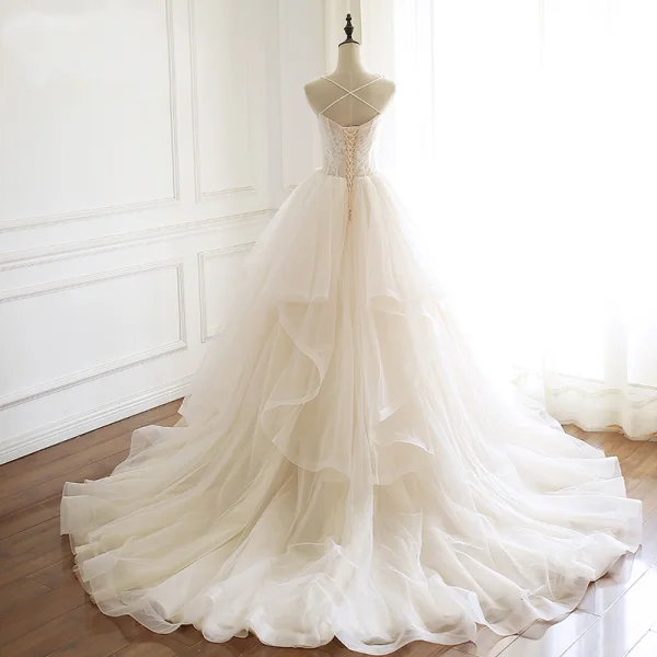 Chic / Belle Champagne Robe De Mariée 2019 Princesse Bretelles Spaghetti Sans Manches Dos Nu Appliques En Dentelle Tribunal Train Volants en Cascade