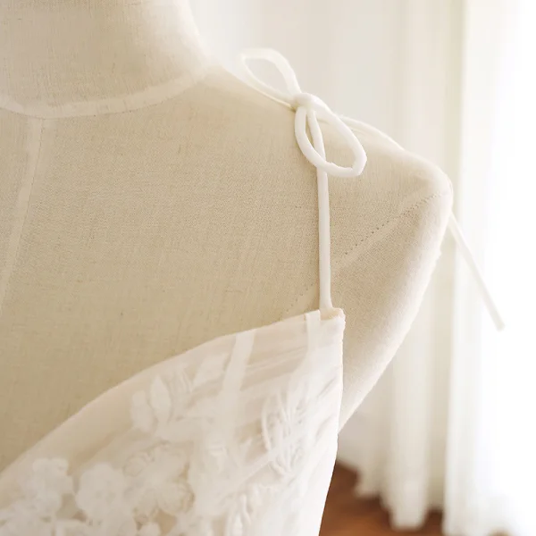 Chic / Belle Champagne Robe De Mariée 2019 Princesse Bretelles Spaghetti Sans Manches Dos Nu Appliques En Dentelle Tribunal Train Volants en Cascade