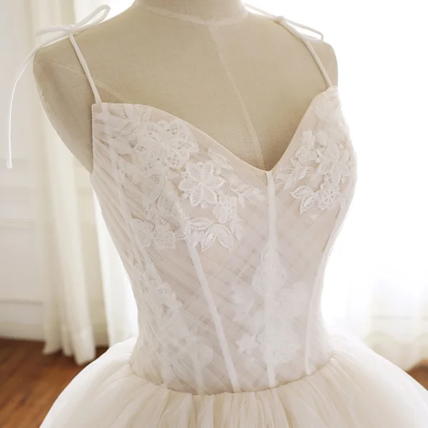 Chic / Belle Champagne Robe De Mariée 2019 Princesse Bretelles Spaghetti Sans Manches Dos Nu Appliques En Dentelle Tribunal Train Volants en Cascade
