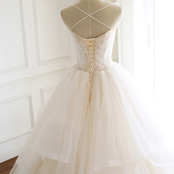 Chic / Belle Champagne Robe De Mariée 2019 Princesse Bretelles Spaghetti Sans Manches Dos Nu Appliques En Dentelle Tribunal Train Volants en Cascade