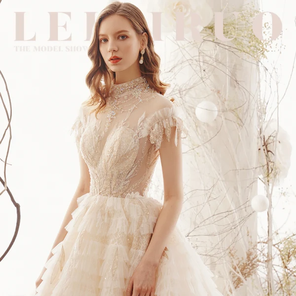 Vintage Champagner Durchsichtige Spitze Brautkleider / Hochzeitskleider 2019 Prinzessin Stehkragen Ärmellos Rückenfreies Perlenstickerei Königliche Schleppe Rüschen