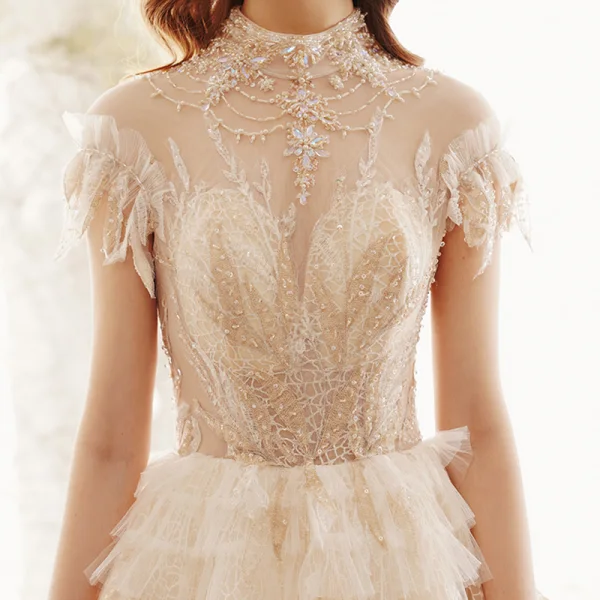 Vintage Champagner Durchsichtige Spitze Brautkleider / Hochzeitskleider 2019 Prinzessin Stehkragen Ärmellos Rückenfreies Perlenstickerei Königliche Schleppe Rüschen